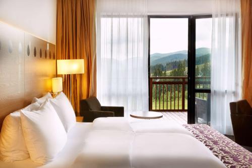 Ліжко або ліжка в номері Radisson Blu Resort Bukovel