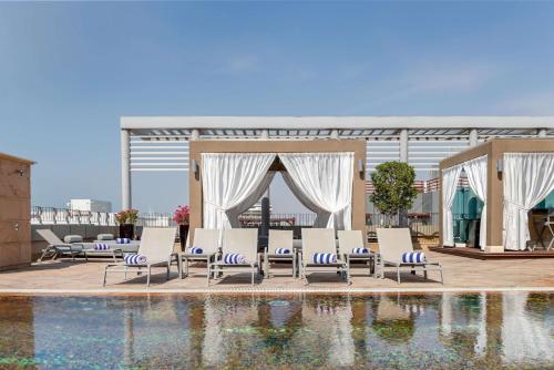 בריכת השחייה שנמצאת ב-Radisson Blu Hotel, Dubai Media City או באזור
