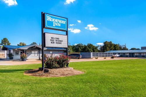 a sign for a roxbury park in a field at Rodeway Inn in Nashville
