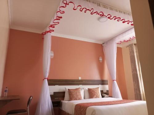Tempat tidur dalam kamar di KILIMANI BREEZE HOTEL