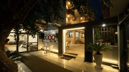 una casa con portico con tavolo e sedie di OPERA Hotel Antalya a Antalya (Adalia)