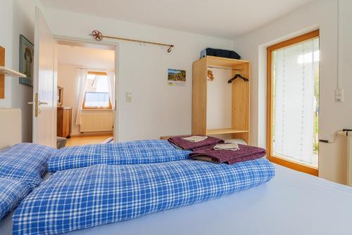 - une chambre dotée d'un lit avec une couverture bleue dans l'établissement Ferienwohnung Schuhmacherwerkstatt Wilhelm Wendel, à Loßburg