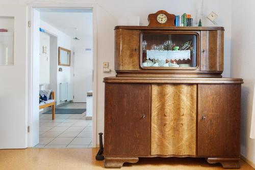 einen Fernseher auf einem Holzschrank im Flur in der Unterkunft Ferienwohnung Schuhmacherwerkstatt Wilhelm Wendel in Loßburg