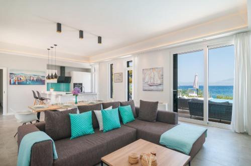 a living room with a couch and a table and a kitchen at Villa R&B in Sutivan