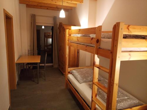 Двухъярусная кровать или двухъярусные кровати в номере Sonnenhof