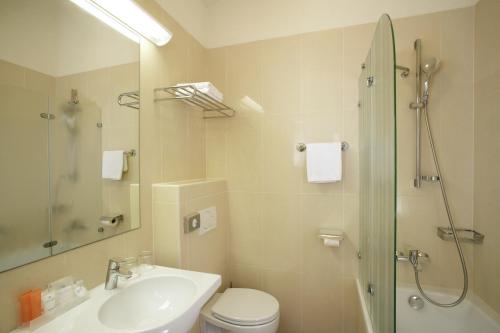 e bagno con servizi igienici, lavandino e doccia. di Valamar Tamaris Resort a Poreč (Parenzo)