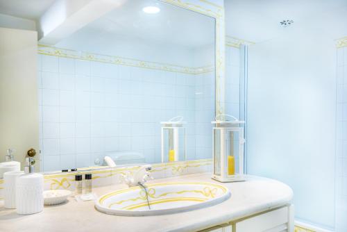 baño con lavabo y espejo grande en BeGuest Cozy Flat Sant ´Ana, en Lisboa