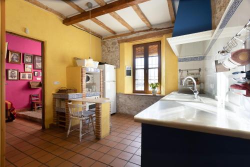 uma cozinha com um lavatório e uma bancada em Casa Rural La Moderna em La Parrilla