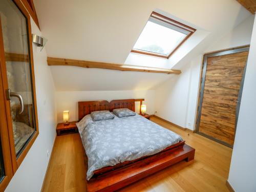 Säng eller sängar i ett rum på Gîte de l'Arche - gitesdesbalcons-com