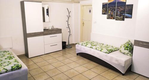 ジェールにあるHostel Marosのベッド1台とシンク付きの小さな客室です。