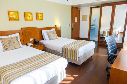 Giường trong phòng chung tại Slaviero Porto Alegre Moinhos