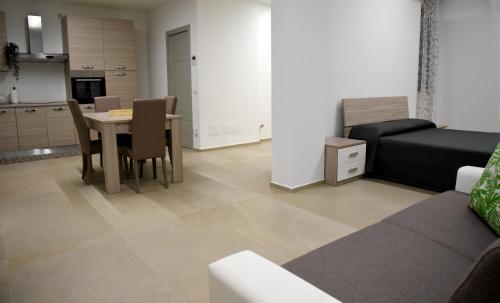 sala de estar con sofá y mesa en Dea Igea Apartment, en Bellaria-Igea Marina