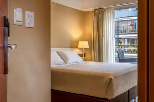 Katil atau katil-katil dalam bilik di Up Recoleta Hotel