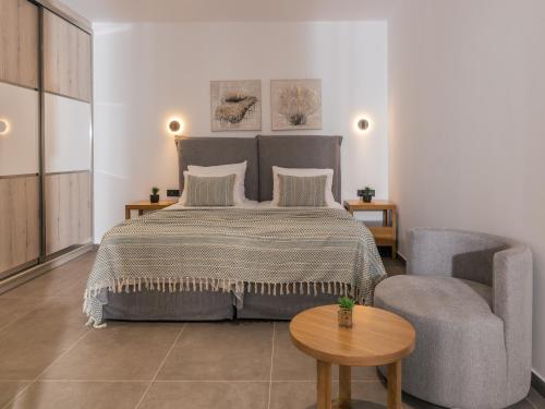 Кровать или кровати в номере Nerea SeaFront Villa, a Pristine Retreat, By ThinkVilla