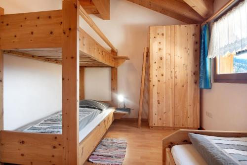A bed or beds in a room at Apt Talblick Hinterproslhof
