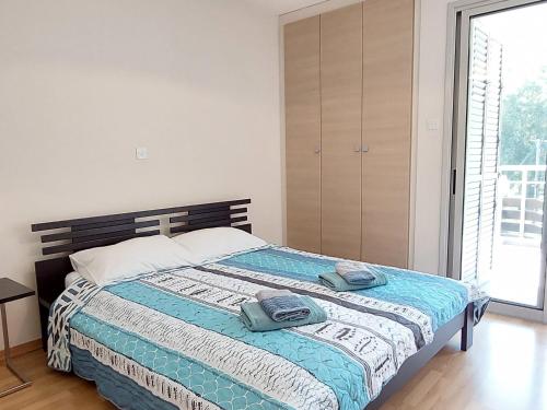 1 dormitorio con 1 cama con 2 toallas en Amathousa Coastal Heights D202 en Limassol