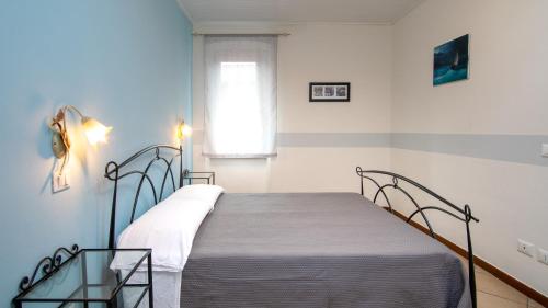 una cama de hospital en una habitación con ventana en Acqua Verde Appartamenti, en Peschiera del Garda