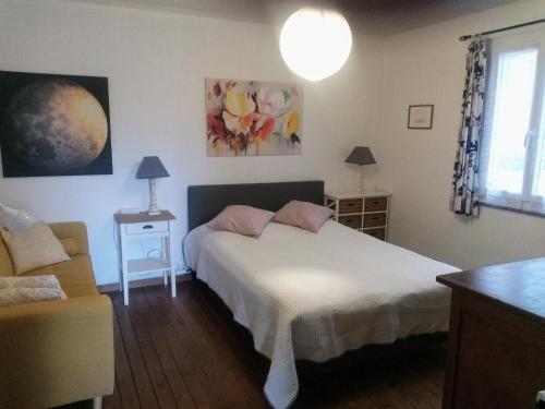 1 dormitorio con 1 cama y 1 sofá en Guesthouse La Burle, en Parentis-en-Born