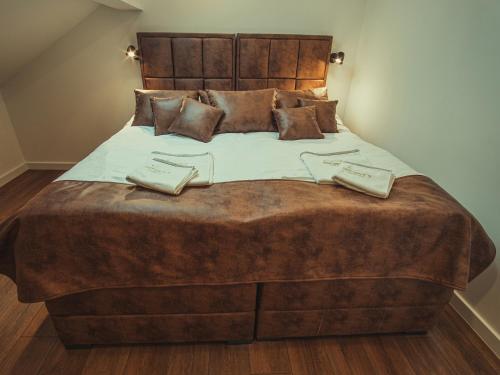 Posteľ alebo postele v izbe v ubytovaní APARTMANI INFINITY