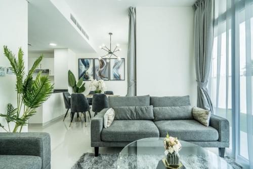 Posezení v ubytování Primestay - Albizia Three Bedroom Villa in Damac Hills 2