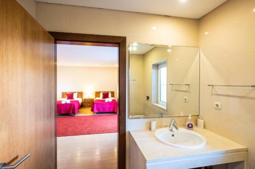 Et badeværelse på Villa Cordeiro - Heated Pool - Free wi-fi - Air Con