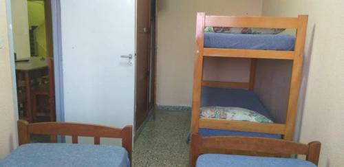 2 Etagenbetten in einem Zimmer mit Spiegel in der Unterkunft Mutualidad de empleados del Club Gimnasia y Esgrima de Buenos Aires in Mar de Ajó