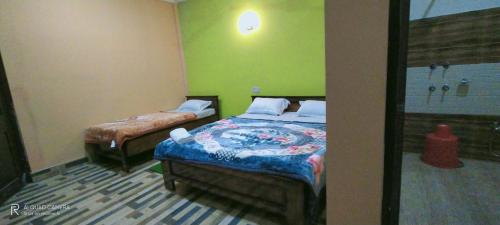 um quarto com 2 camas e um chuveiro em MONIRAMS INN. em Kaziranga