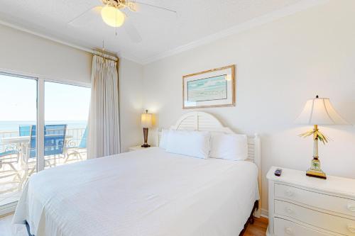 Un pat sau paturi într-o cameră la Tidewater by Meyer Vacation Rentals