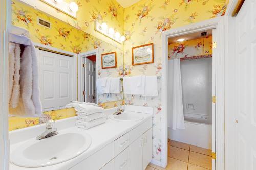 Ванна кімната в Tidewater by Meyer Vacation Rentals