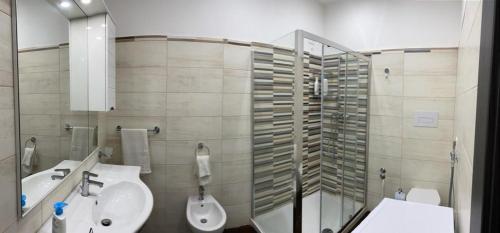 a bathroom with a sink and a toilet at La casa di Francesca in Campobello di Licata