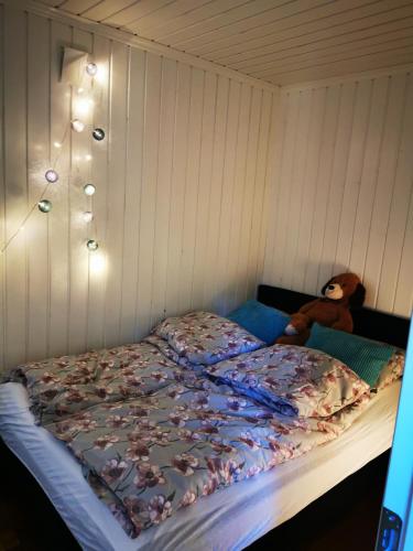 Un dormitorio con una cama con un osito de peluche. en Nice house in Risør, en Risør