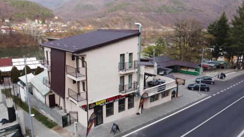 a building on the side of a street next to a road at Pensiunea Doro in Călimăneşti