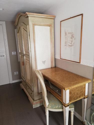 a room with a wooden desk and a cabinet at B & B San Domenico in Chioggia