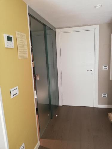 a hallway with a glass door in a room at B & B San Domenico in Chioggia