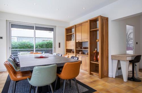une salle à manger avec une table et des chaises dans l'établissement Le relais de Frilou 73, à Bourg-Saint-Maurice