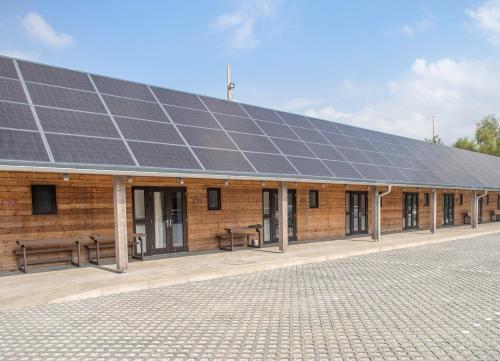 un edificio con paneles solares en el techo en Lodges at Flimwell Park, en Ticehurst