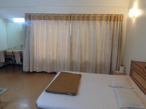 Postel nebo postele na pokoji v ubytování Hotel Pooja International