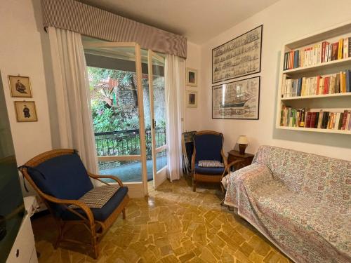 1 dormitorio con cama, sillas y ventana en Casa Rosanna, en Rapallo