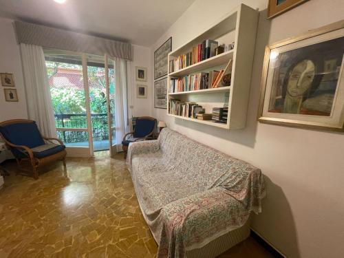 sala de estar con sofá y estante para libros en Casa Rosanna, en Rapallo