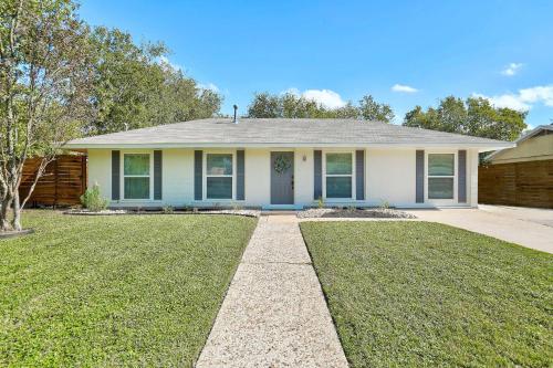 Inviting Escape, Walk to Georgetown Square! – Photos 3