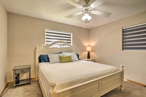 A bed or beds in a room at Palm Beach Gardens Home, Quick Access to 95