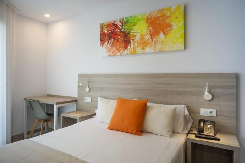 Postel nebo postele na pokoji v ubytování Hotel Sunna Benicassim