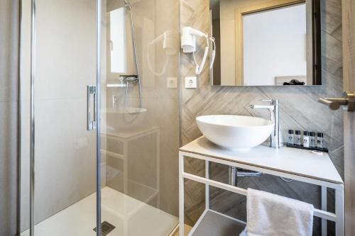 a bathroom with a sink and a shower at Hotel Sunna Benicassim in Benicàssim