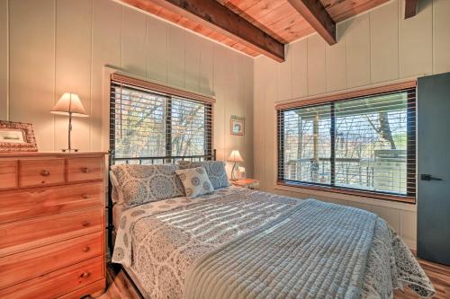 Giường trong phòng chung tại Sweet Birch Bryson City Cottage with Views