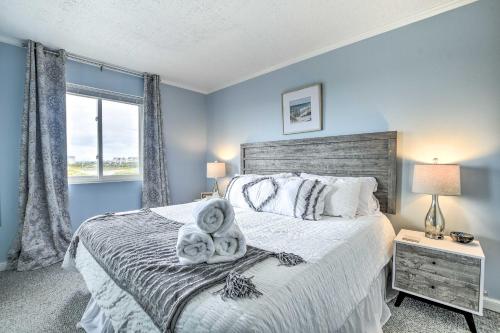 En eller flere senge i et værelse på Cozy Ocean Isle Beach Condo, Steps to the Beach!