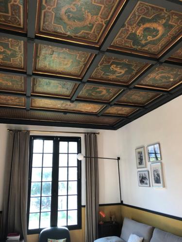 een woonkamer met een schuin plafond en een raam bij Villa Centre ville et plage Le Mascaret in Villers-sur-Mer