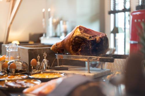a person is cooking a turkey on a grill at B&B landhuis Hauwaart 80 in Oudenaarde