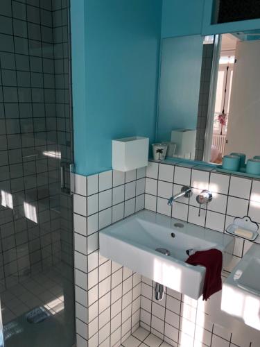 Ein Badezimmer in der Unterkunft Villa Centre ville et plage Le Mascaret