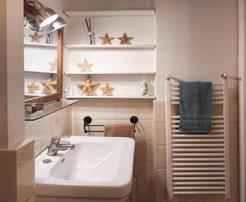 a bathroom with a sink and some stars on the wall at Casa Al Giardino, in campagna nel cuore di Palermo in Palermo