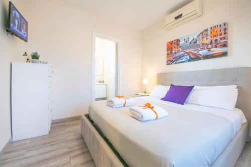 sypialnia z dużym białym łóżkiem z 2 poduszkami w obiekcie San Peter Lory's Aparts w Rzymie